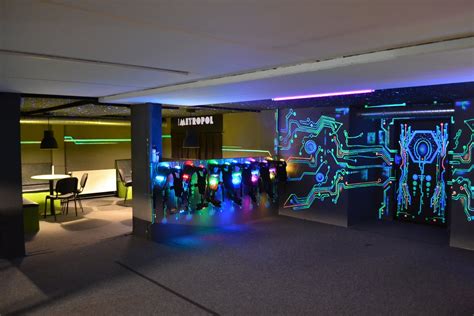 Interiér Laser Game arény s prekážkami a hmlovými efektmi