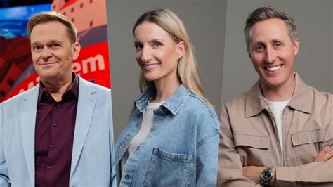 Moderátor Martin Nikodým a kapitáni tímov Adela Banášová a Daniel Dangl počas silvestrovského špeciálu Milujem Slovensko