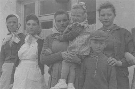 Fotografia z archívu obce Sušany - skupina žien na kuchárskom kurze v roku 1936.