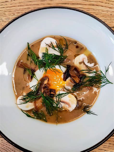 Koláž fotografií rôznych tradičných jedál zo Sušian, ako sú krompľaníky, gombovce a cicvara.