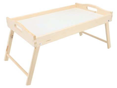 Drevený servírovací stolík v posteli s raňajkami