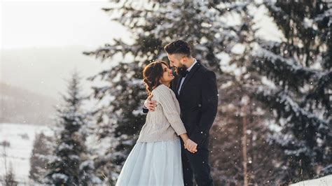 Romantická zimná svadba v zasneženej krajine s novomanželmi