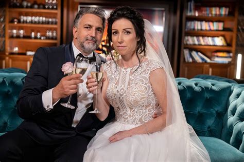 Pár na romantickej svadobnej ceste na exotickom mieste
