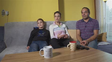 Pár sediaci doma po svadbe, vyrovnávajúci sa s novou realitou