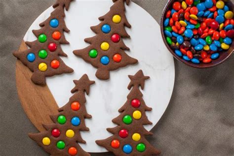 brownies ozdobené ako vianočné soby s praclíkmi a lentilkami