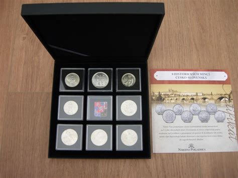 ukážka rôznych strieborných mincí s vianočnými motívmi