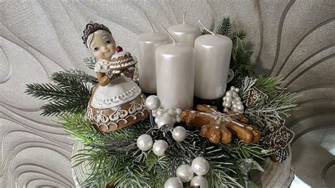 Schéma rozloženia štyroch adventných sviečok na veniec s ozdobami