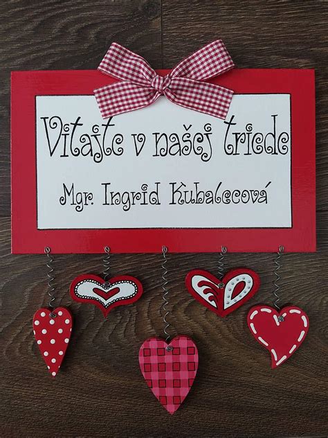 Informatívna koláž alebo schéma znázorňujúca rozvrhnutie nástenky a dekorácií v triede (nápisy, menovky, kútiky)