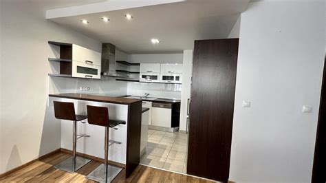 Ilustračná fotografia elegantne zariadeného pánskeho kútika s barom a pohodlným sedením.