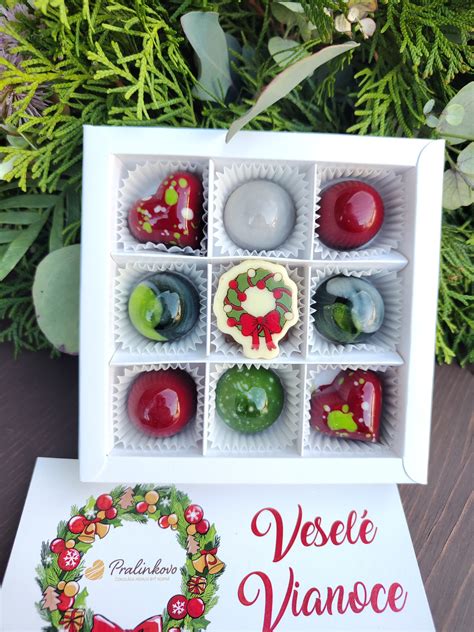 Vianočný stôl s medovníkmi a adventným vencom