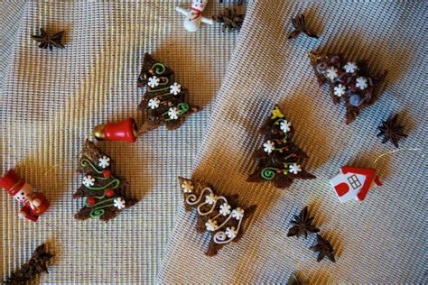 Vianočné perníkové stromčeky zdobené polevou