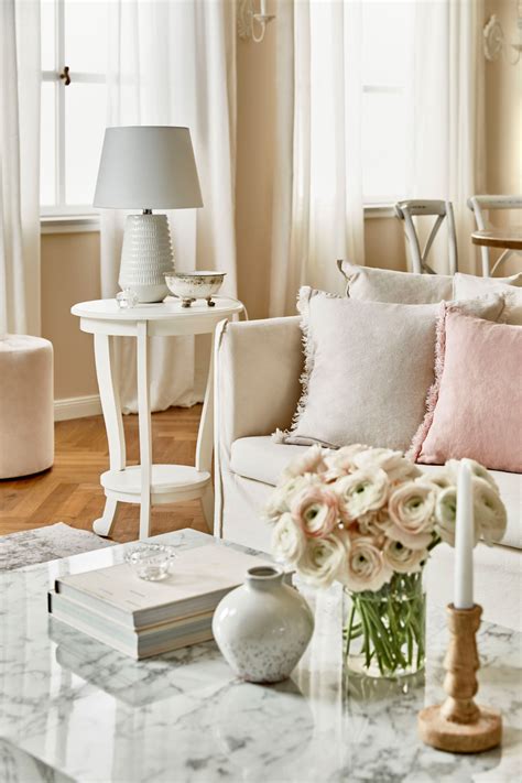 Detail stola vo vintage štýle s čipkovaným obrusom, sklenenými vázami a jemnými kvetmi