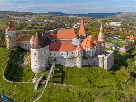 Uzniesť sa na tom, či v Hunedoara bol skutočne uväznený Dracula, je zložité, ale zámok patrí k najpôsobivejším v Rumunsku.