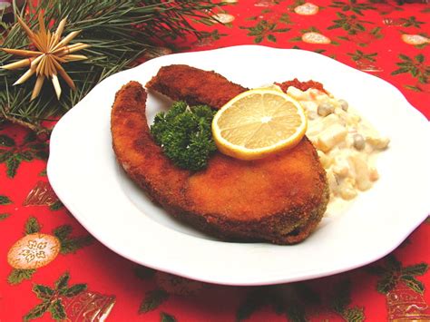 Ilustrácia rôznych tradičných slovenských vianočných jedál ako kapustnica, kapor so zemiakovým šalátom, medovníčky a vianočný punč.