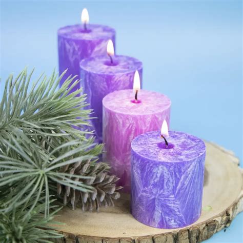 Detail rôznych farieb adventných sviečok (fialová, ružová, biela).