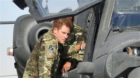 Princ Harry v uniforme počas vojenskej služby