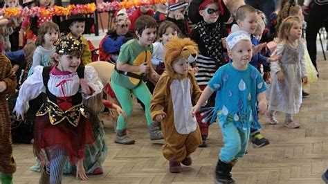 Tematické foto: deti v karnevalových maskách, vrátane čarodejnice