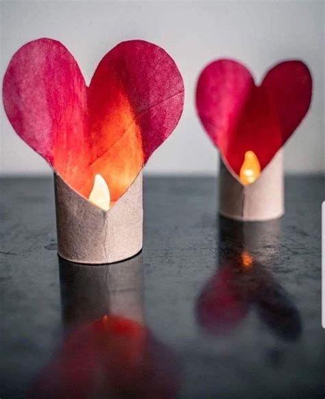 Fotografia ručne vyrobenej papierovej valentínky s detailmi