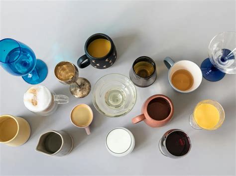 Kolekcia rôznych typov hrnčekov a pohárov s možnosťou personalizácie.