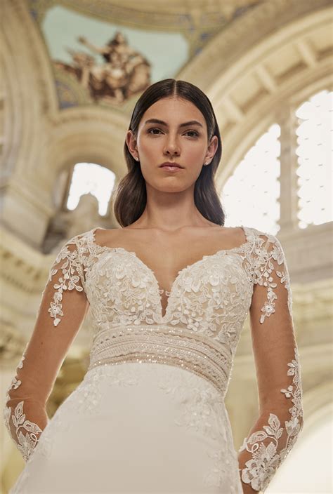 Kolekcia rôznych štýlov svadobných šiat