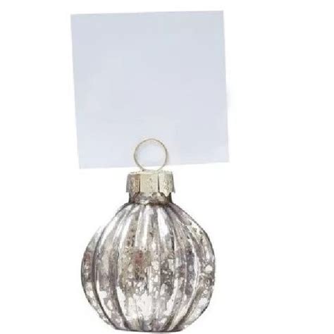 Ilustračná fotografia striebornej vianočnej ozdoby s venovaním, ktorá zobrazuje jej lesk a elegantné balenie.