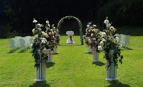 Príklad svadobnej brány ozdobenej kvetmi a zeleňou