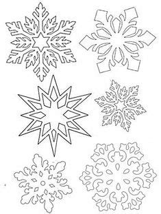 Papierové snehové vločky na okne