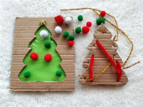 Jednoduchý vianočný stromček z kartónu