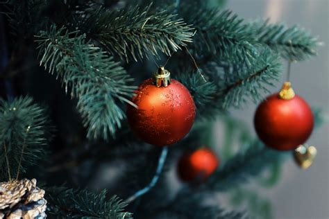 Minimalistická vianočná dekorácia s vetvičkami a sviečkami