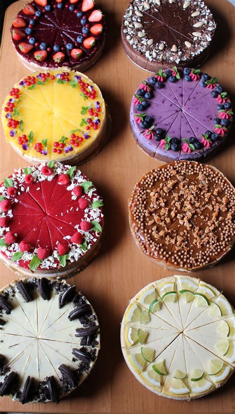 Detailná fotografia torty počas plnenia, kde je viditeľná vrstva nasiaknutá punčovým sirupom.