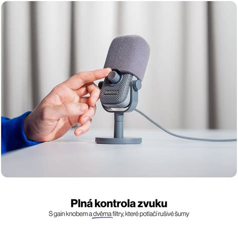 Tematická fotografia: rádiový mikrofón a slúchadlá v štúdiu s notami