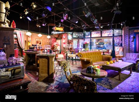 Interiér kaviarne Central Perk vo Warner Bros Studios