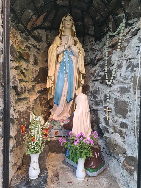 Fotografia sochy Panny Márie Fatimskej s korunkou, v ktorej je atentátny náboj.