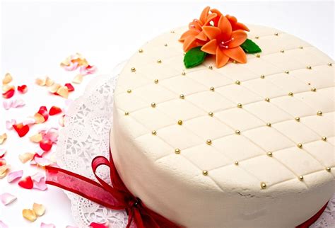 Upečená marcipánová torta s poťahom a dekoráciami