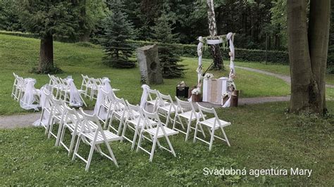 Fotografia znázorňujúca tradičný obrad v historickom kontexte