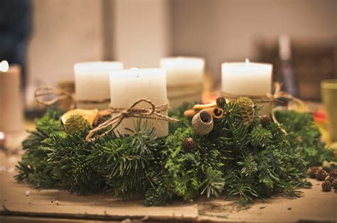 Koláž rôznych netradičných adventných vencov (z dreva, šišiek, ovocia)