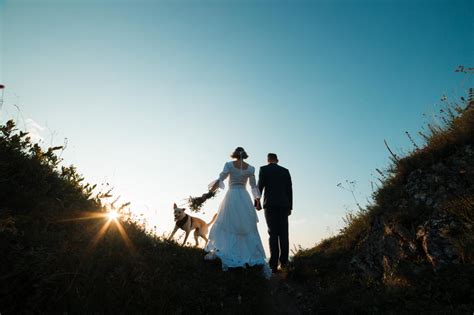 kreatívna fotografia svadobných obrúčok na rozkvitnutej lúke alebo v prírodnom prostredí