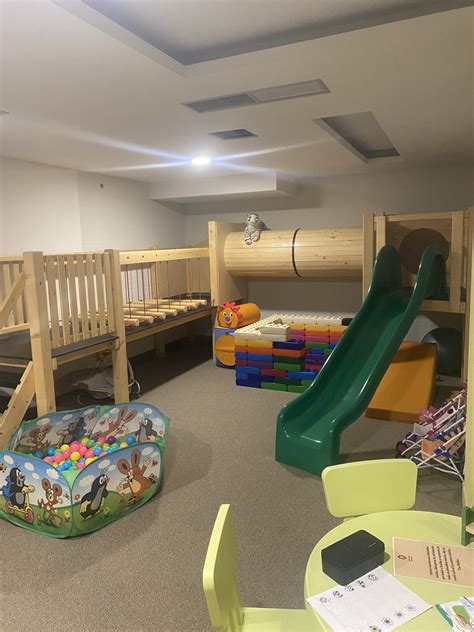 deti zabávajúce sa v detskom kútiku hotela Park