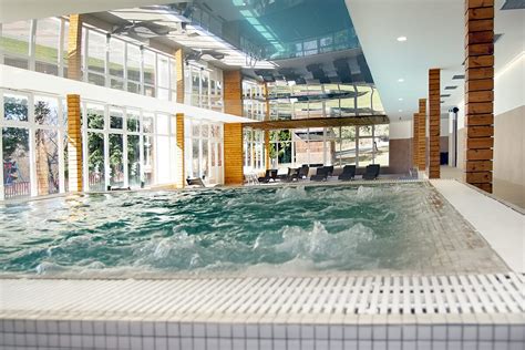 interiér wellness centra hotela Park s bazénom a saunami