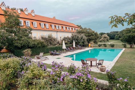 exteriér Chateau Béla s upravenou záhradou