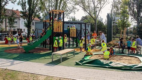 fotografia gazdovstva s koňmi a detským ihriskom