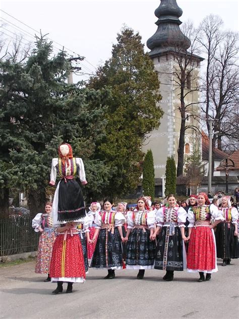 Tradičná fašiangová bursa v Liptovských Sliačoch s maskami a krojovaným sprievodom