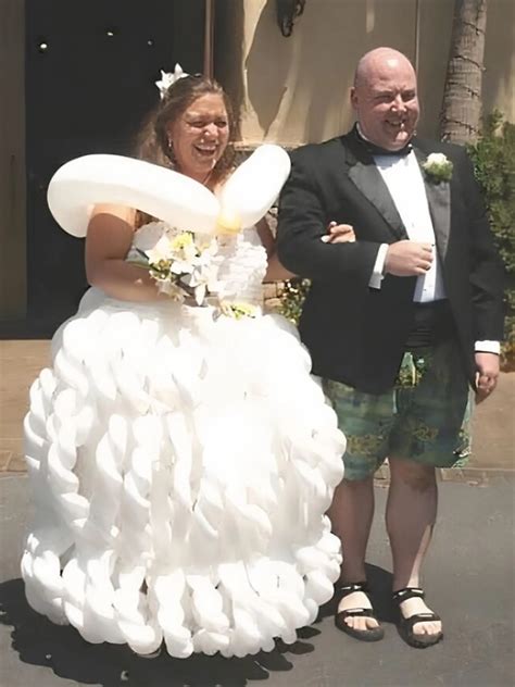 Ilustračné foto rôznych svadobných obálok a darčekov.