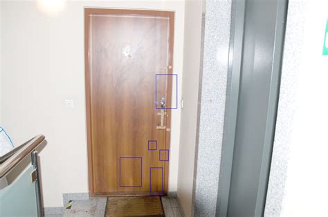 Ukážka štýlového vianočného lampáša umiestneného pri vchodových dverách s čečinou