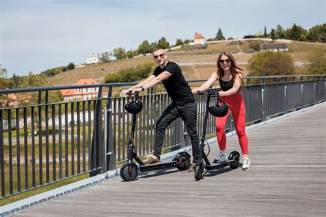 akčná fotografia muža pri jazde na elektrickej kolobežke alebo pri ovládaní dronu