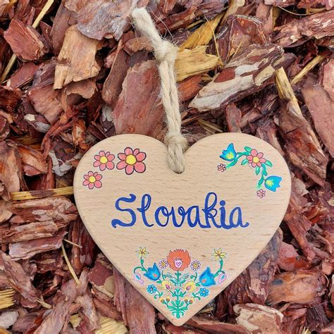 Ilustračné foto: Drevené srdce zdobené technikou decoupage, štruktúrovacou pastou a motýlikmi