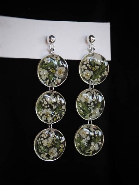 Ukážka šperkov z epoxidovej živice so zaliatymi kvetmi