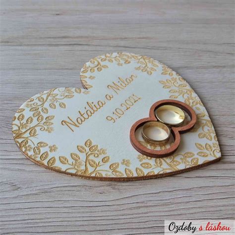 Svadobný pár si vymieňa obrúčky