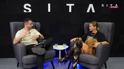 Ilustračná fotografia Slávky Tkáčovej v štúdiu pri nahrávaní