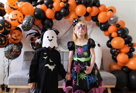 Deti v kostýmoch na halloweenskej párty